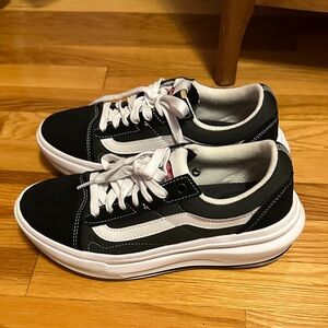 Vans Men's Black and White Sneakers